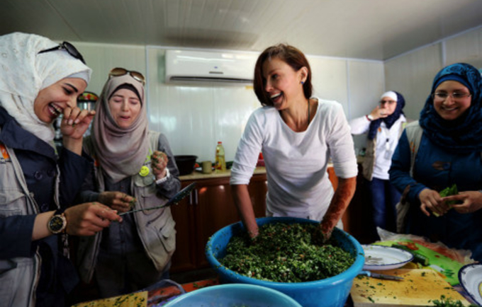 آشلي تساعد في عمل التبولة أثناء زيارتها لمخيم الزعتري للاجئين في الأردن